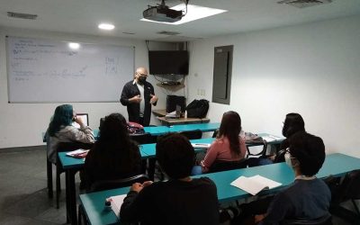 Estudiantes y docentes de la UAV vuelven a las aulas