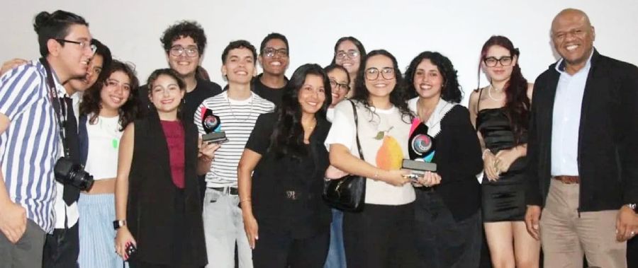 Equipo realizador de Culpa al momento del anuncio