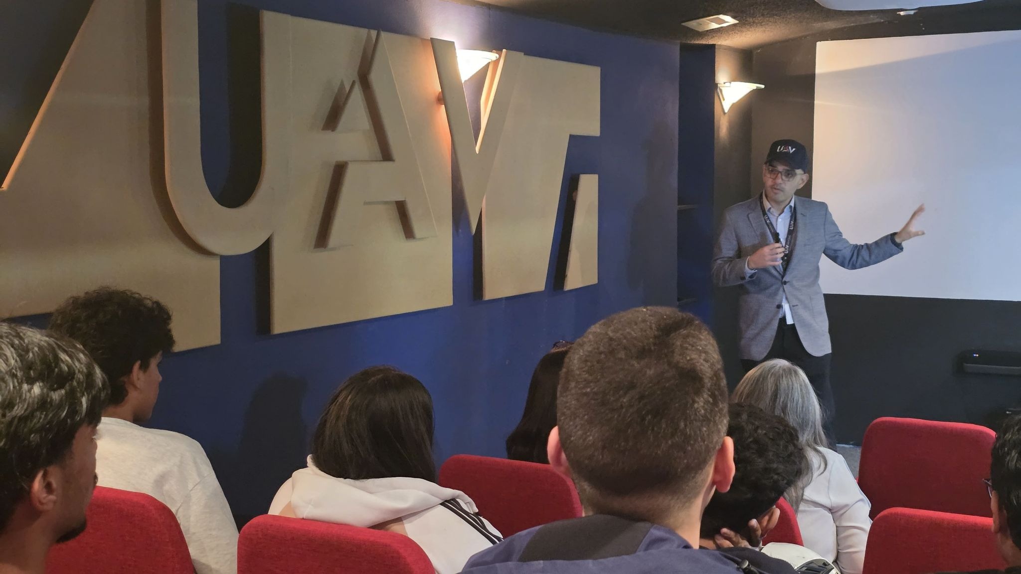 Carlos Daniel Alvarado durante una intervención para compartir experiencias de la película