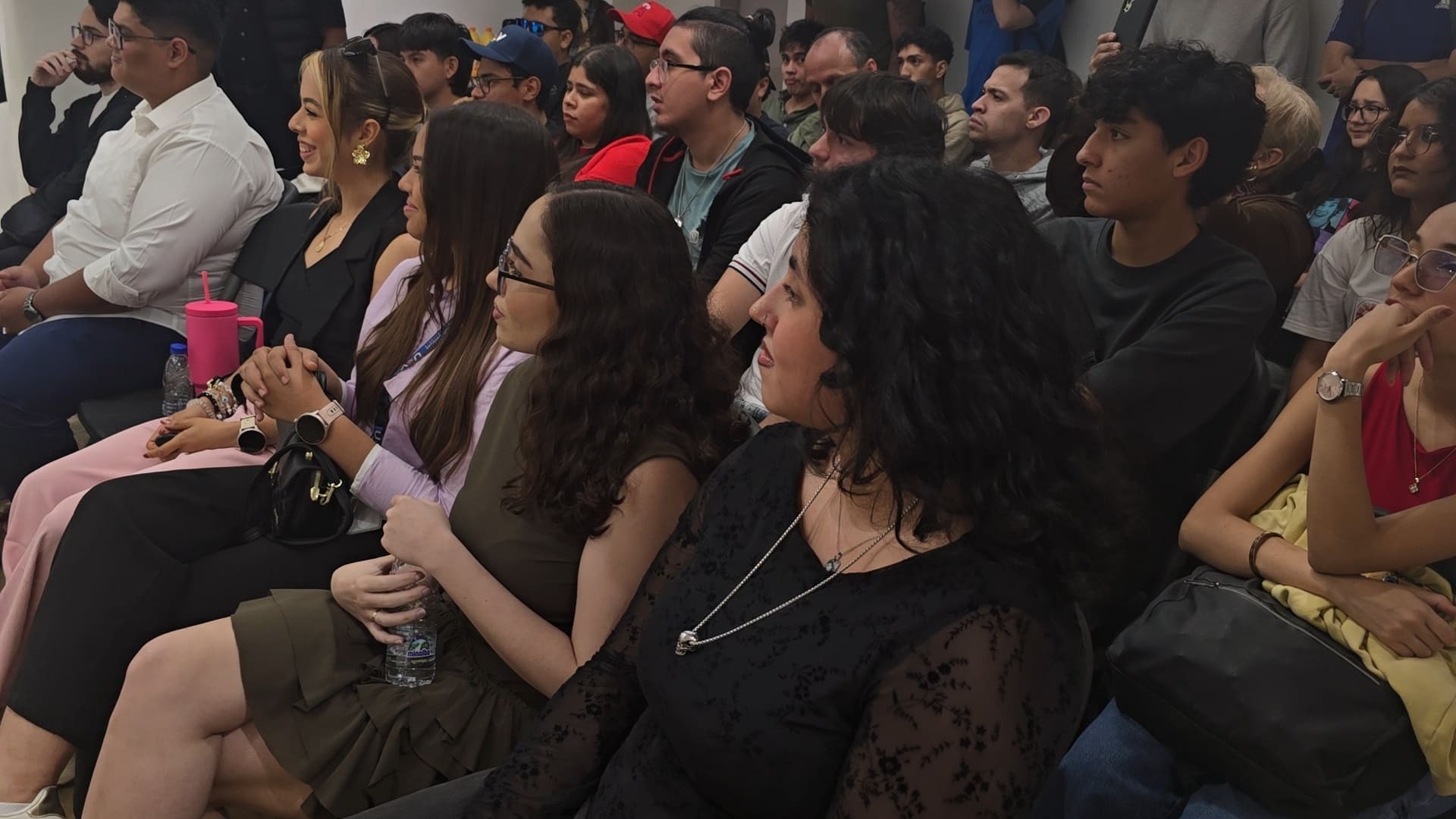 Estudiantes que asistieron a la ponencia