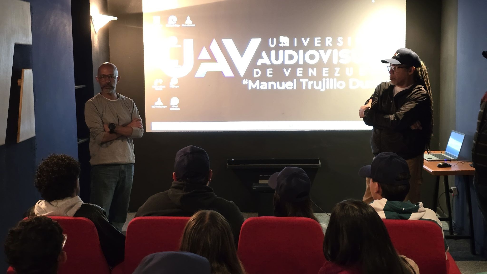 gnacio Márquez (izquierda) y Vladimir Sosa (derecha) durante una intervención para compartir experiencias de la película