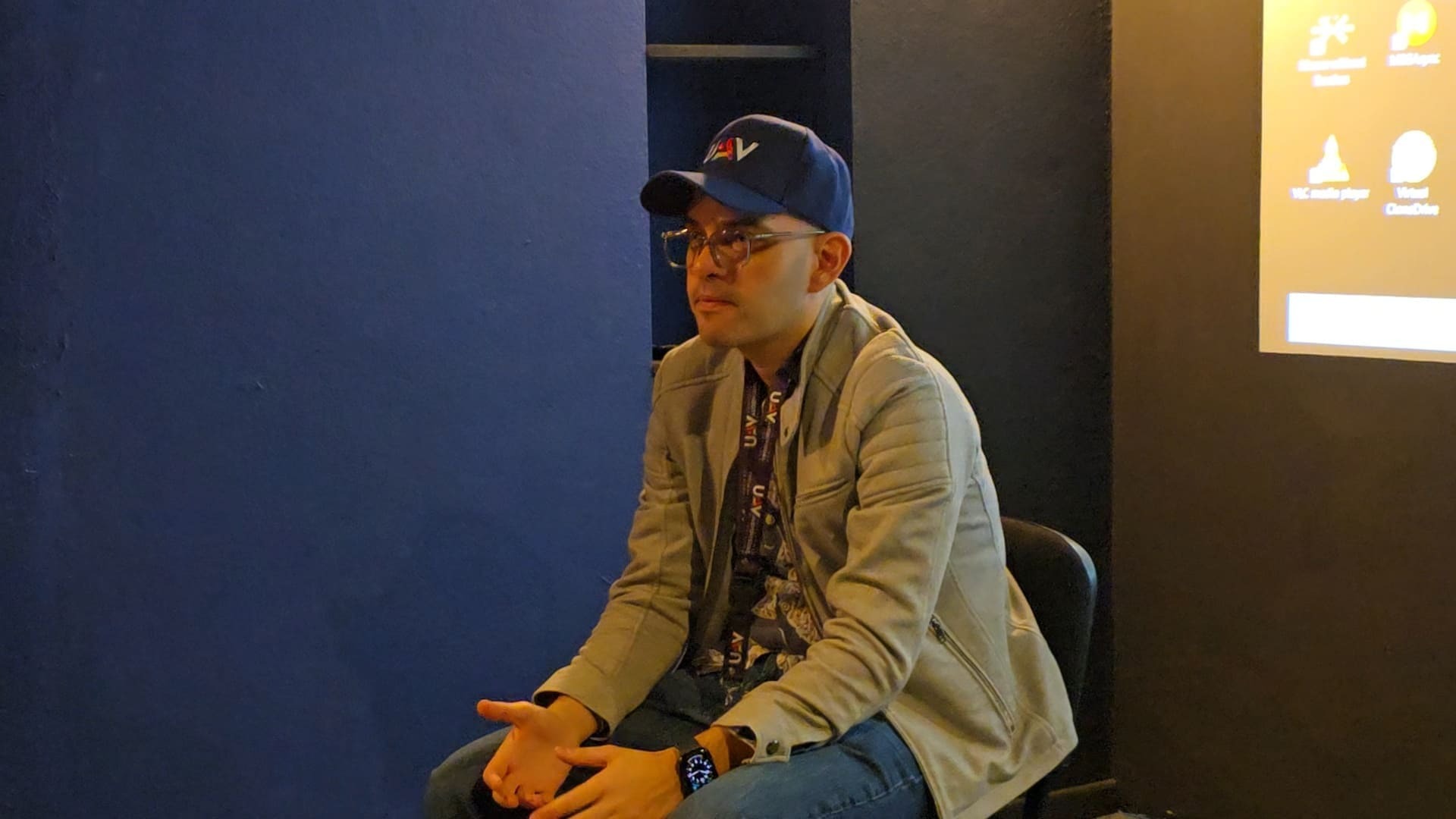 Carlos Daniel Alvarado durante una intervención para compartir experiencias de la filmación